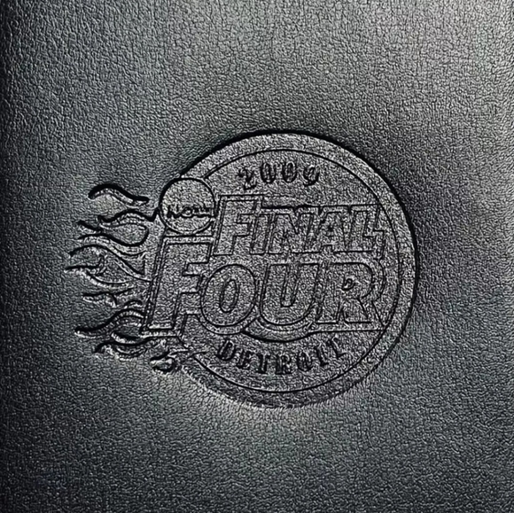 VINTAGE "NEW" LEEDS 2009 FINAL FOUR DETROIT BLACK PASSPORT WALLET - Picture 2 of 8